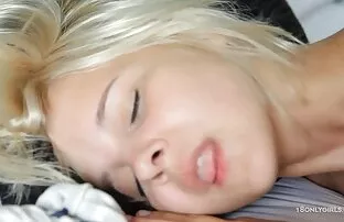 XXX سبزه با احلى سكسي كويتي موهای مرطوب و سینه بزرگ مکیده در حمام