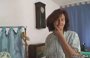 XXX کیسی احلئ سكسي جام روی مبل fucks می کند.