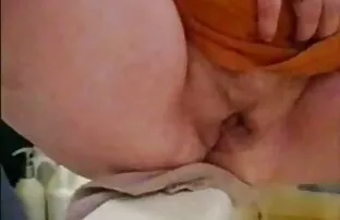 XXX سه جوجه جوراب احلئ سكسي ساق بلند و جوراب شلواری ، تنه مرد را عمیقاً وارد حیاط می کند