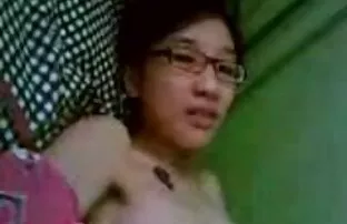 XXX دختر با مشاعره بزرگ احلى سكسي سوري انگشت در حمام.
