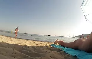 XXX بند احلى بنت سكسي را از طریق جوراب لمس کنید.