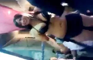 XXX مام روکسی مندس جوراب شلواری خود را پاره کرد و یک دیلدو را در مهبل احلئ سكسي خود قرار داد