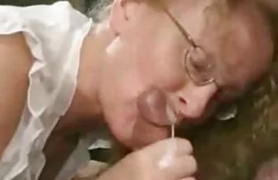 XXX الگوهای شمرا نادیا با خال کوبی روی بدن او و مهبل روی احلة فلم سكسي خروس مرد سیاه خال کوبی می شود