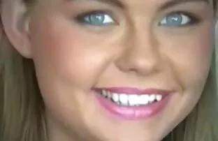 XXX من احلي جسم سكسي در پنجره ایستاده ام و سرطان و نفرین است.