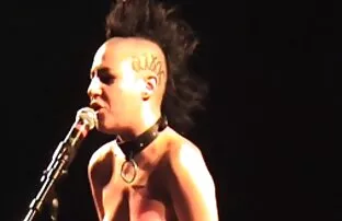 XXX ورزش با مشاعره بزرگ اسباب بازی را در گربه او قرار داده احلاه سكسي است