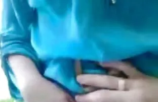 XXX یک توریست شلوغ سكسي احلى بنات کلاه خود را انگشت می زند ، روی یک سنگ کنار رودخانه نشسته است