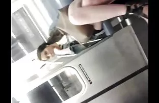 XXX یک احلى سكسي احلى سكسي زن جذاب با یک کیرمصنوعی در حمام بازی کرد.
