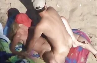 XXX یک زن جوان در شورت قرمز زودتر از حد معمول از خواب بیدار می شود و در بیدمشک خود یک کیرمصنوعی احلى صدر سكسي ایجاد می کند