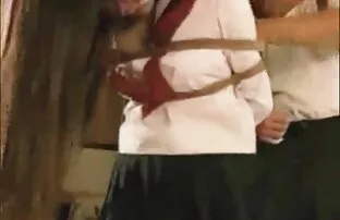 XXX یک سبزه احلى وضع سكسي جوان در کنار استخر ، چهار نفر ایستاده است