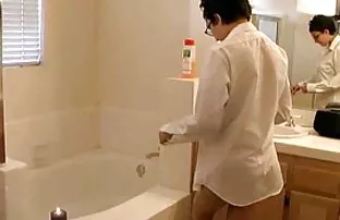 XXX نوک سینه قرمز توسط مرد سكسي احلى سكسي در اتاق خواب لعنتی می شود.
