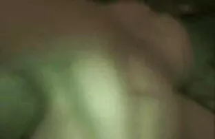 XXX کارگر که لباس پوشیده است ، قبل از مقاربت ، خانم واژن احلى فلم سكسي را روی مبل پاک می کند
