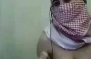 XXX او دختر را به سمت کوه سوار کرد تا با او رابطه جنسی احلى سكسي لبناني برقرار کند.