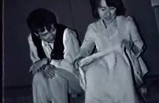 XXX یک مادر روسی جوراب ساق بلند می پوشد و احلى سكسي عراقي دست خود را داخل مقعد در اتاق خواب می گذارد