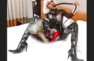 XXX دختر در جوراب ساق بلند احلى فيلم سكسي اجنبي بر روی یک عضو سیاه پوست.