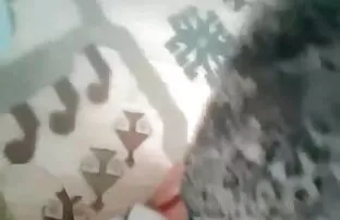 XXX لیس بور بلوند و لعنتی روی احله سكسي اجنبي مبل.