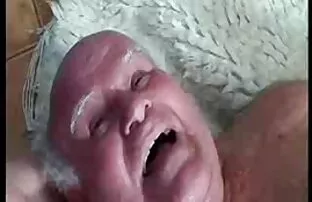 XXX نوجوان سرخ در الاغ کرست قرمز به او اجازه پاره احله مقاطع سكسي شدن را داد