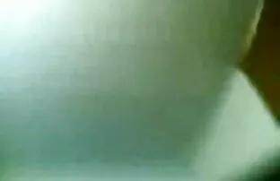 XXX خدمتکار بوست نوک احلى سكسي بنات سینه ها را در جاروبرقی کار می کند
