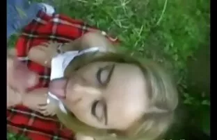 XXX یک گربه قرمز احلى الصور سكسي که با جمعیتی از مردان با زبان سرو می شود.